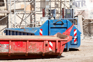 Container, Absetzmulden für Bauschutt auf einer Baustelle, Deutschland