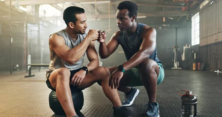 Photo sur Plexiglas Fitness Fitness, men and fist bump in gym with confidence, workout motivation and exercise class. Diversity, friends and wellness portrait of athlete with coach ready for training and sport at a health club