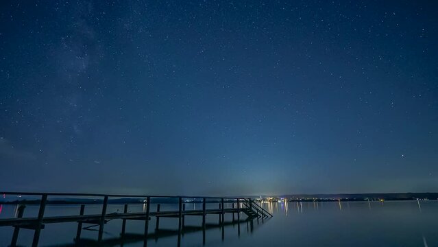 Nachthimmel mit Milchstrasse über dem Ammersee