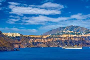 Panorama of Santorini, Greece, on sunny day, cruise ship, white towns - obrazy, fototapety, plakaty
