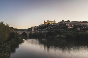 Obraz premium Beautiful sunset in the city of Toledo at the foot of the waters of the Tagus River.