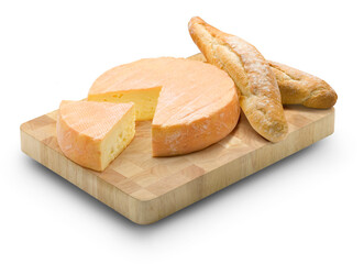 Tabla de madera con queso  y baguettes. Wooden board with cheese and baguettes.