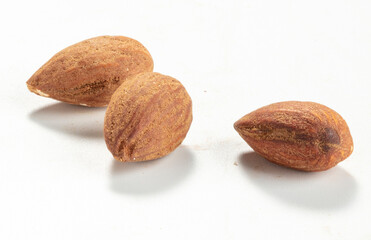 Tres Almendras, frutos secos sobre  fondo blanco. Three Almonds, copper nuts white background.
