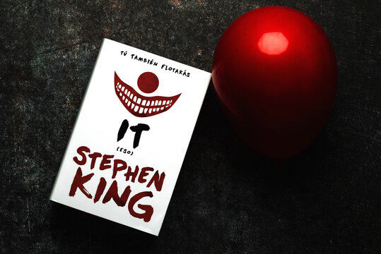 Close-up of the book in spanish It by American novelist Stephen King and red balloon