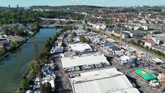 Drohnenflug über das Stuttgarter Volksfest, bei Tag.