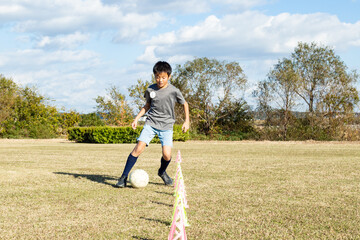 サッカーの練習をする男の子