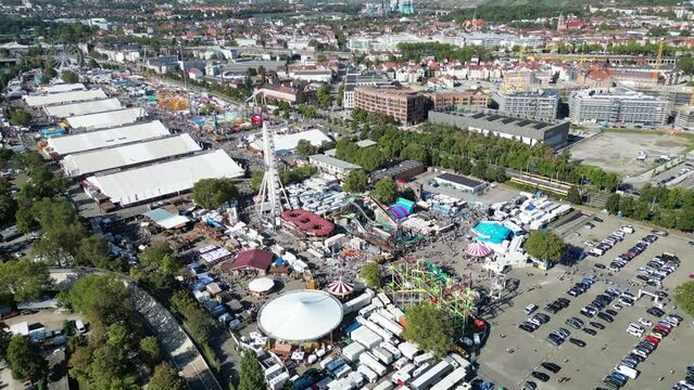 Orbit Aufnahme vom Stuttgarter Volksfest im Sommer.