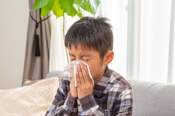鼻をかむ男の子