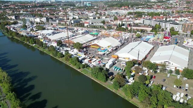 Rundflug um den Stuttgarter Wasen, mit dem Neckar im Vordergrund und allen wichtigen Merkmalen des Volksfestes.