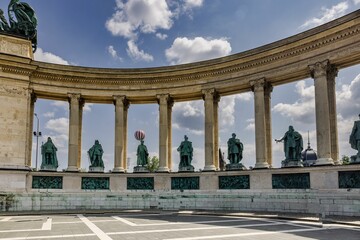 Obraz premium Colorful hot air balloon floats in the blue sky above Heroes Square in Budapest, Hungary