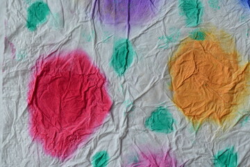 Zerknittertes weiches Papiertuch mit Wasser nass gemacht und bunten Holz Farben von Kinderhand...