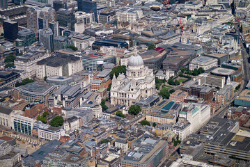 An Aerial View of London Landmarks and Skyline on a Sunny Day Featuring St Pauls Cathedral - obrazy, fototapety, plakaty