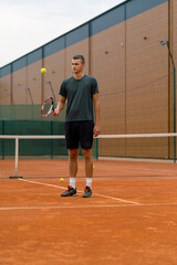 Obraz premium young tennis player coach hitting the ball with a racket on the tennis court preparing for the competition sports lifestyle