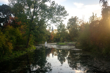 Teich im Garten und Park und romantischem Licht