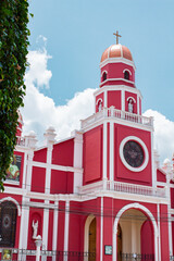 Fachada de la iglesia de la Plaza de Armas en Moyobamba, Perú, rodeada de un cielo celeste