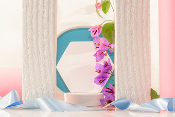 Arrière plan bleu avec présentoir pour des produits avec un rendu 3 D. Plate-forme vide avec...