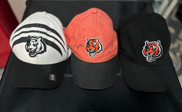 Tres gorras de diferentes temporadas de los Cincinnati Bengals, NFL