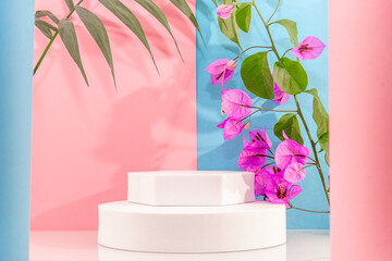 Arrière plan rose et bleu avec présentoir pour des produits avec un rendu 3 D. Plate-forme vide...
