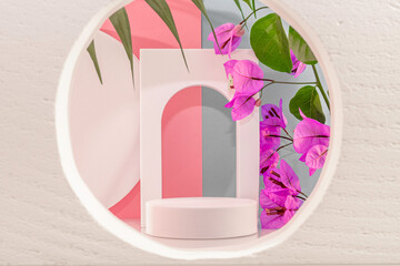 Arrière plan rose et gris avec présentoir pour des produits avec un rendu 3 D. Plate-forme vide...