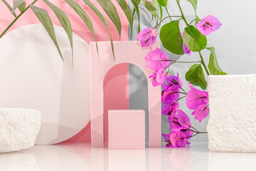 Arrière plan rose avec présentoir pour des produits avec un rendu 3 D. Plate-forme vide avec...