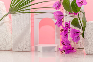 Arrière plan rose avec présentoir pour des produits avec un rendu 3 D. Plate-forme vide avec...