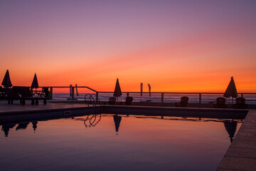 los colores del amanecer en la playa