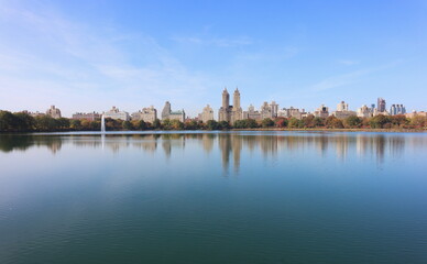 Naklejka premium View of metropolitan skyline across an expanse of water