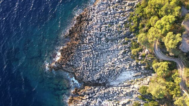 ue aérienne du mouvement des vagues sur les rochers - Méditerranée France