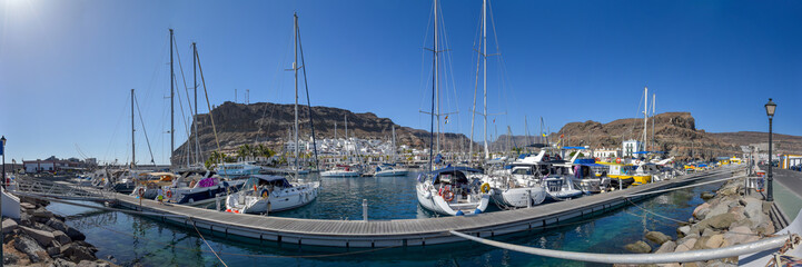 Panorama Hafen mit Booten in Puerto de Mogan auf der Insel Gran Canaria - obrazy, fototapety, plakaty