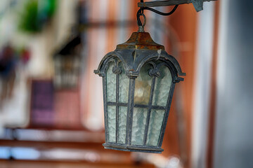 Stara lampa na ścianie historycznego budynku. Światło. - obrazy, fototapety, plakaty