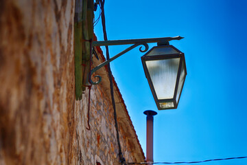 Stara lampa na ścianie historycznego budynku. Światło. - obrazy, fototapety, plakaty