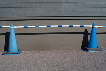 駐車場にある青い三角コーン 
