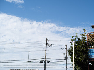 アパートから見た電線と秋のひつじ雲 