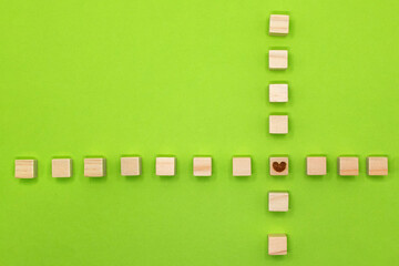 黄緑の背景にウッドキューブのハートマークを中心にクロスさせたフレーム