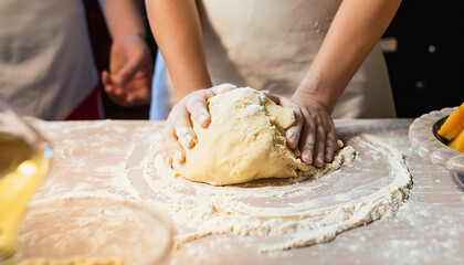 Padeiro preparando massa de pão, pizza, macarrão. Close nas mãos sovando massa de pão . - obrazy, fototapety, plakaty
