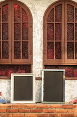 レトロなカフェ・雑貨屋の店先｜置かれた看板・黒板