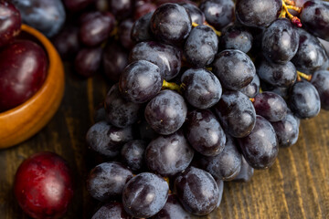 Fototapeta premium Ripe fresh grapes on a board