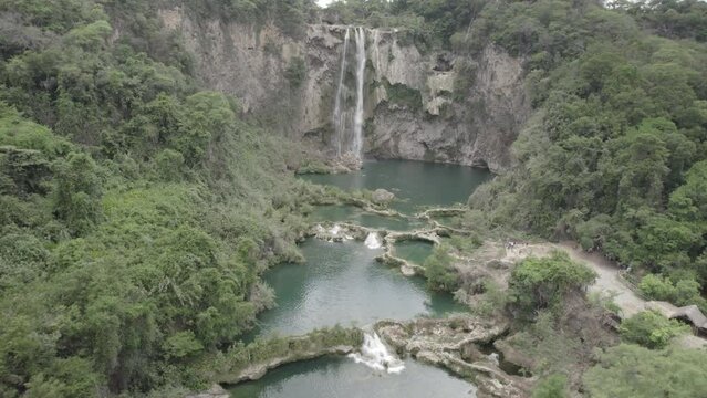 Cascada de El Salto  en la Huasteca Potosina, San Luis Potos&iacute; , m&eacute;xico 
