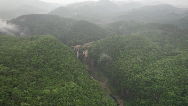 Cascada de Tamasopo en la Huasteca Potosina, San Luis Potos&iacute; , m&eacute;xico 