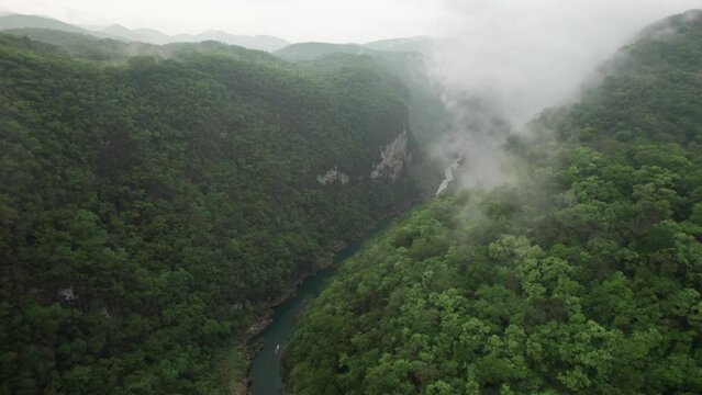 R&iacute;o Tampa&oacute;n en la Huasteca Potosina, San Luis Potos&iacute; , m&eacute;xico a trav&eacute;s del ca&ntilde;&oacute;n