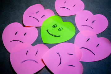 Concepto de actitud positiva hecho con papeles en forma de corazón.