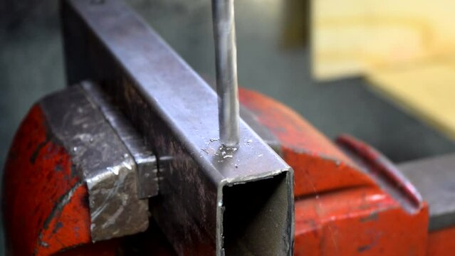 Broca realizando perforaci&oacute;n de un perfil met&aacute;lico 