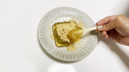 Eating plump bracken-starch dumpling