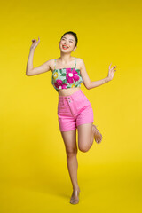 Naklejka premium Full length view of joyful woman standing on one leg.