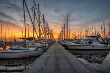 Hafen im Sonnenaufgang 