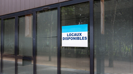 'Locaux disponibles' écrit en Français sur une enseigne à l'extérieur d'un local professionnel ou commercial. Concept de marché immobilier professionnel en France