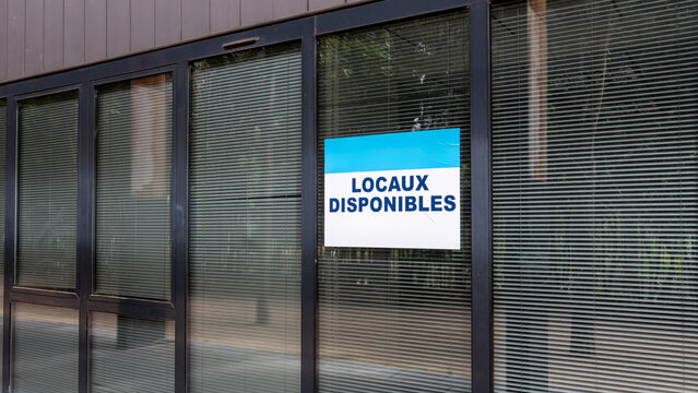 'Locaux disponibles' &eacute;crit en Fran&ccedil;ais sur une enseigne &agrave; l'ext&eacute;rieur d'un local professionnel ou commercial. Concept de march&eacute; immobilier professionnel en France