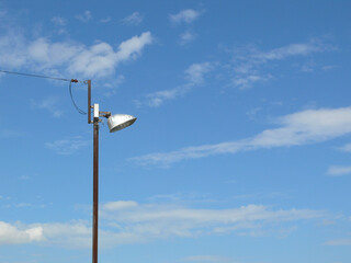 シンプルな街灯とその配線。
背景用画像。余白として青空。