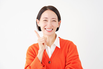 ひらめく女性　白背景