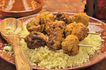 brochettes de volaille et couscous, en gros plan, dans une assiette